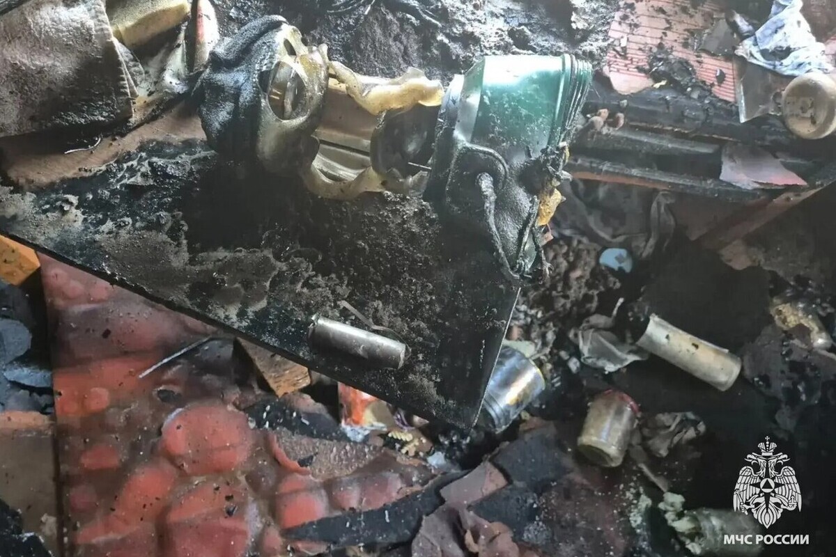 Жилой дом загорелся в Тверской области: причиной пожара мог стать ручной фонарь