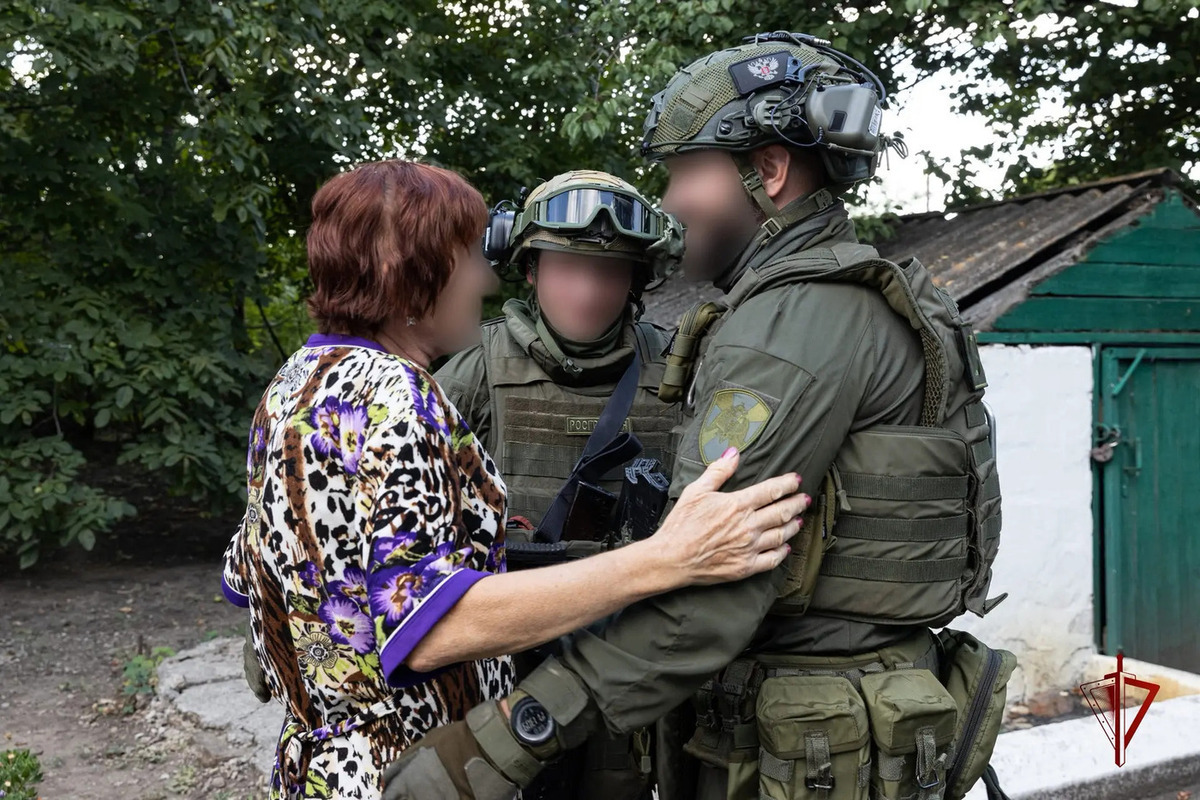 Росгвардейцы в ДНР спасли десять человек от повторного удара дрона
