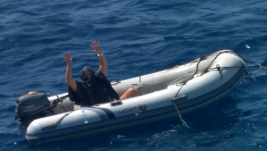 Моряк остался один в море в 1000 км от суши и 15 часов ждал спасения