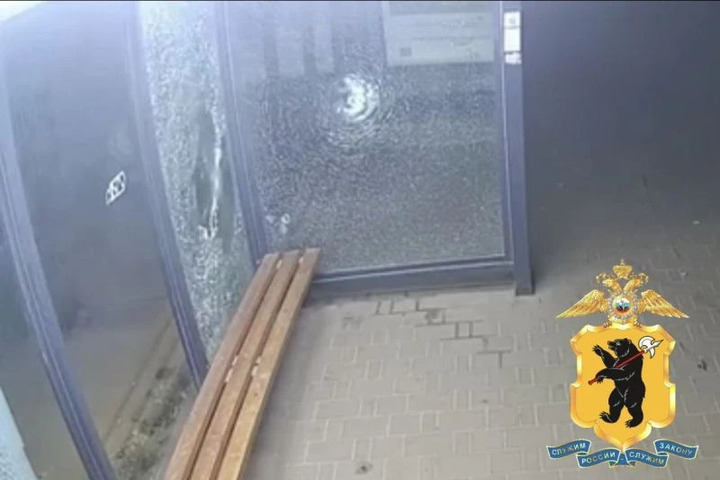 В Ярославле выявили 20-летнего вандала, разбившего остановку у Автовокзала