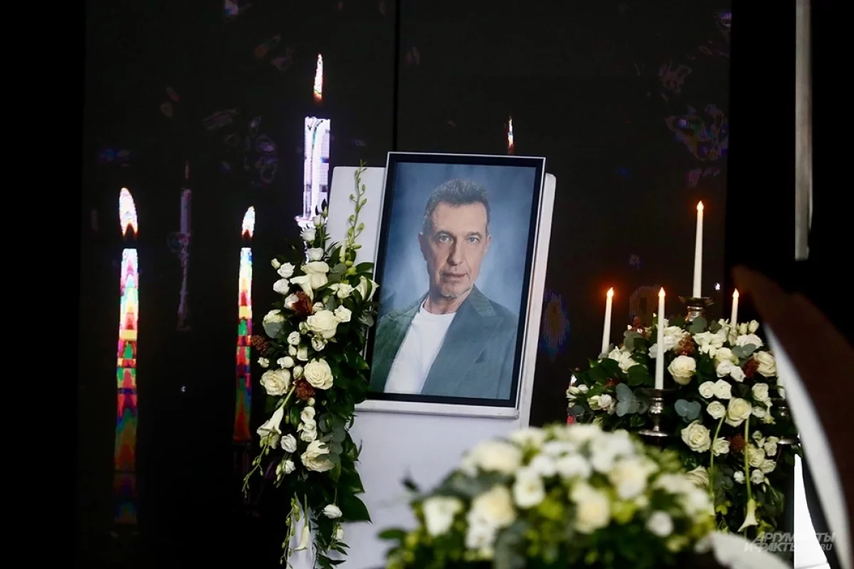 «Я держал его за руку и просил: „Живи“». Москва простилась с Соседовым