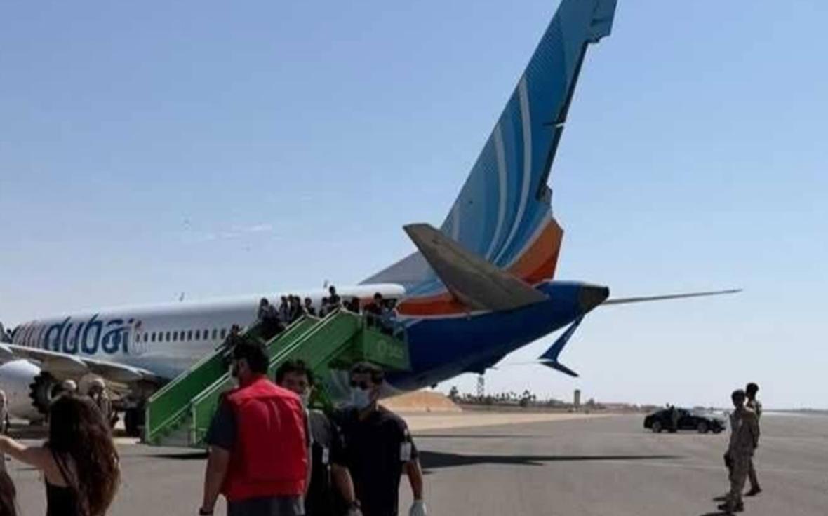 Boeing 737 Flydubai сел с поврежденным хвостовым оперением. Фото