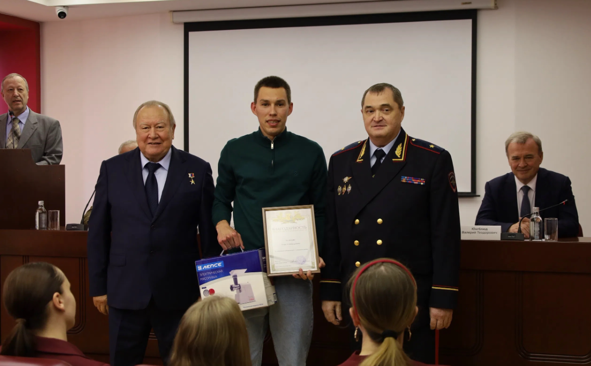 В Кирове обезвредившему грабителя с ножом хоккеисту подарили мясорубку