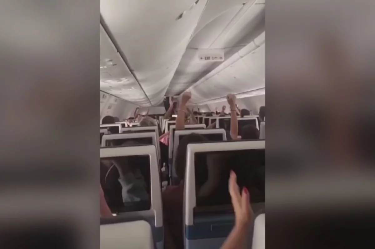 Момент посадки самолета Flydubai после поножовщины на борту попал на видео