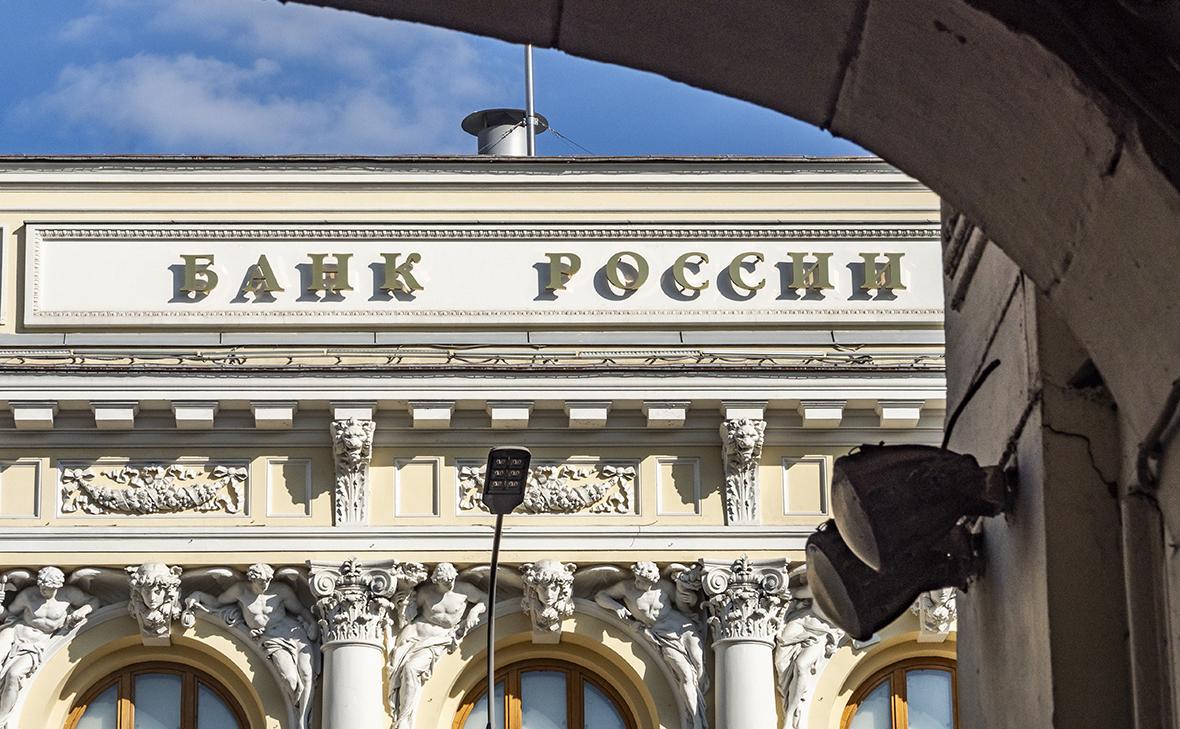 ЦБ зафиксировал падение обнала через счета физлиц более чем вдвое