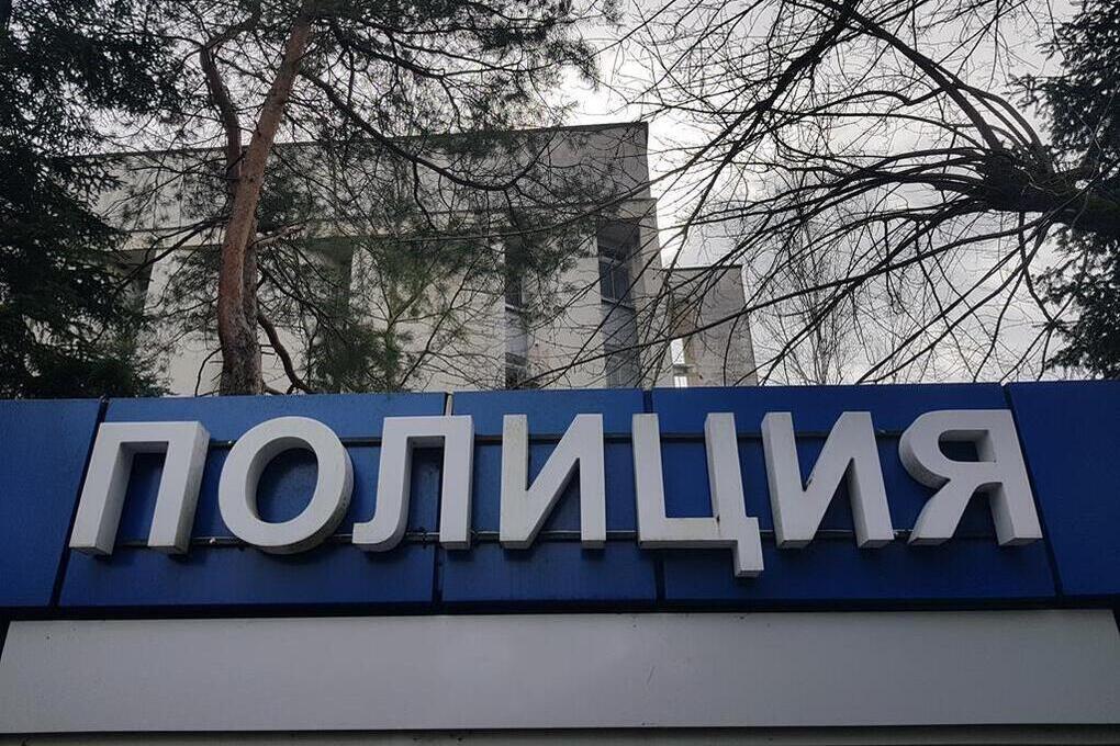 В Краснодаре 30-летнего мужчину заподозрили в краже сыра, кофе и алкоголя из магазина
