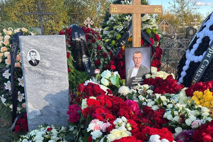 Соседов упокоился на Перепечинском кладбище, могила в венках: фото NEWS.ru