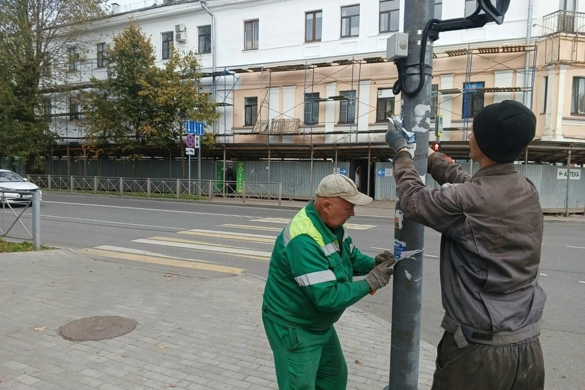 Сотрудники «ГорХоза» избавили три улицы Великого Новгорода от незаконной рекламы