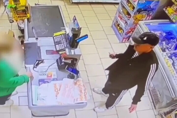 Пьяный житель Ленобласти взорвал пиротехническую гранату у продуктового