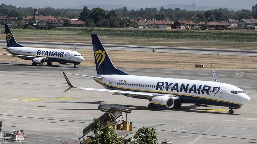 Пассажира самолета Ryanair засосало в иллюминатор из-за птицы