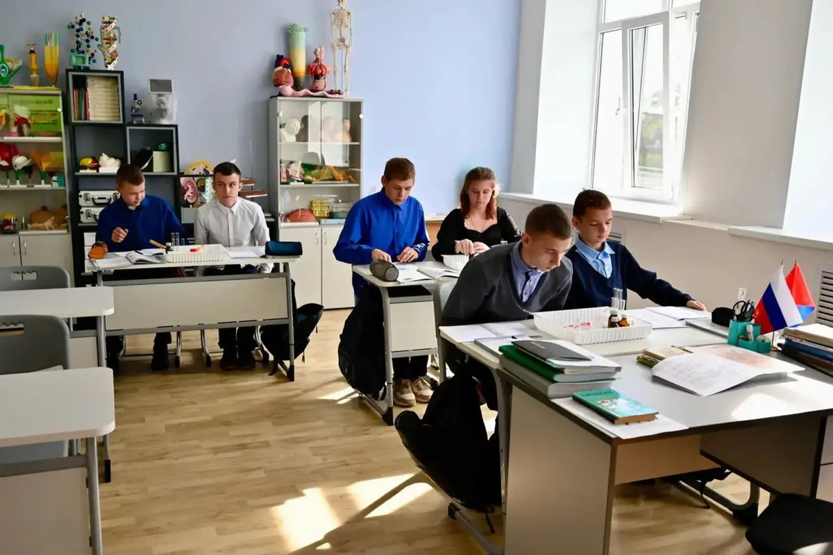 Первышов оценил обновлённую школу в селе Большая Дорога
