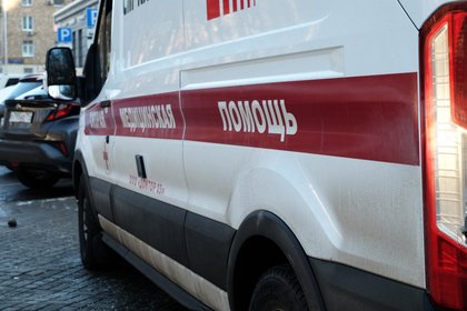 Невеста переломала ноги из-за разбитой плитки возле дома прямо перед свадьбой