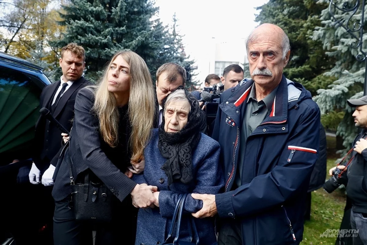 «Нет у меня сил на это». Матери Соседова стало плохо на похоронах