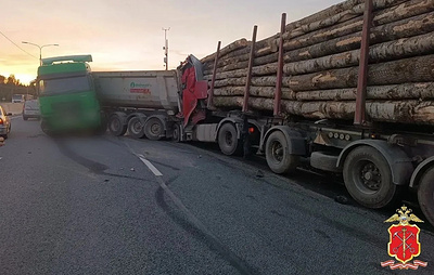 В Ленобласти после аварии с двумя грузовиками и легковушкой погиб мужчина