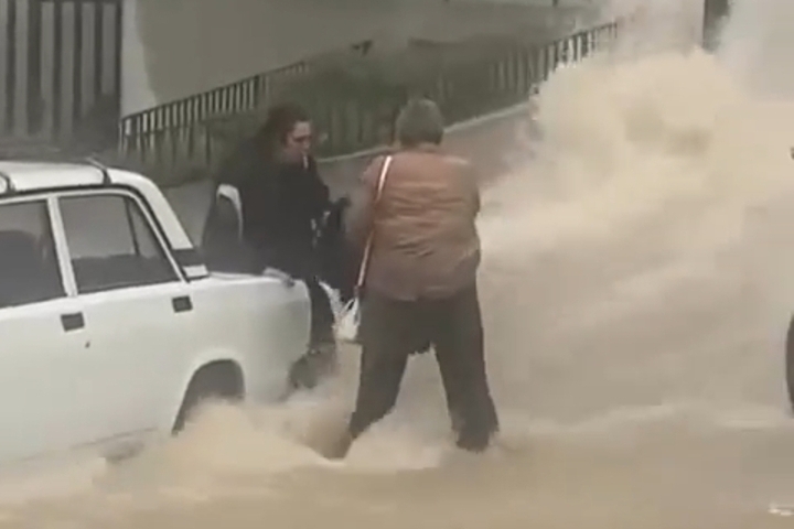 Поток воды затянул женщину под машину во время ливня в Сочи