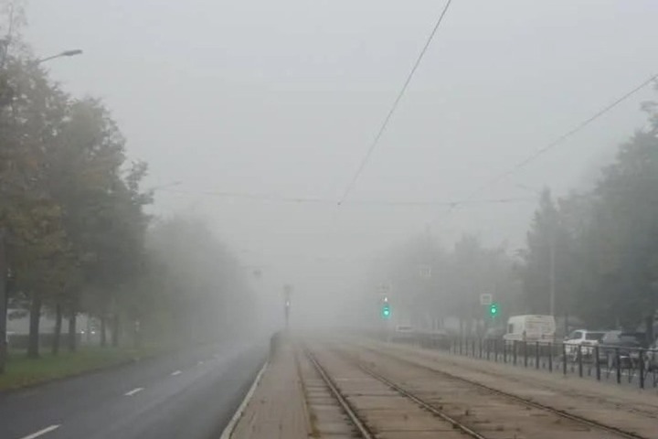 Петербуржцы встретили октябрь словно «ёжики в тумане»
