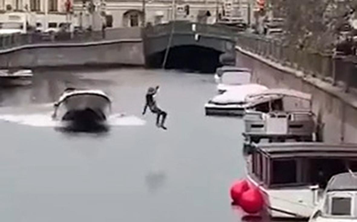 Мужчина в Петербурге попытался воплотить полеты Человека-паука. Видео