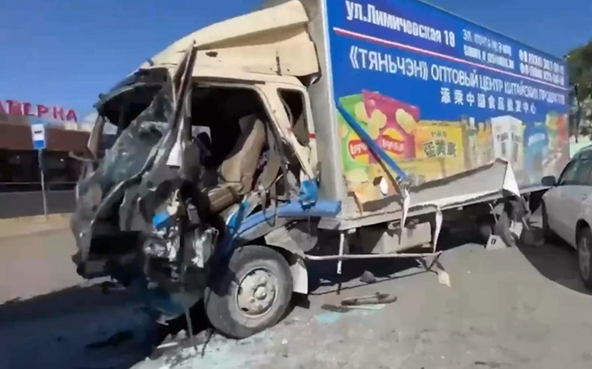 Массовое ДТП во Владивостоке с участием грузовика. Видео