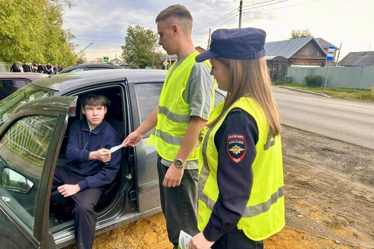 В Кузнецке студенты и автоинспекторы провели акцию «Водитель – сбавь скорость!»