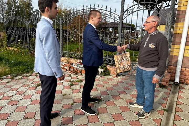 В День пожилых людей специалисты «Мариэнерго» поздравили ветеранов энергетики