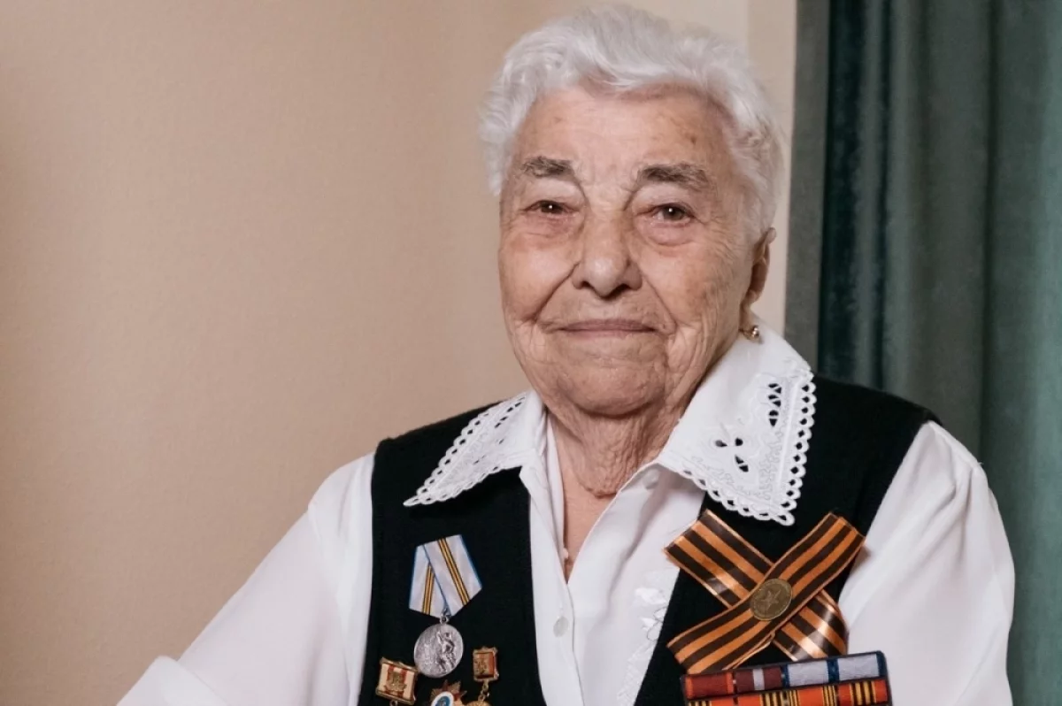 Фронтовая закалка. 103-летняя ветеран Битвы за Москву копает на даче грядки