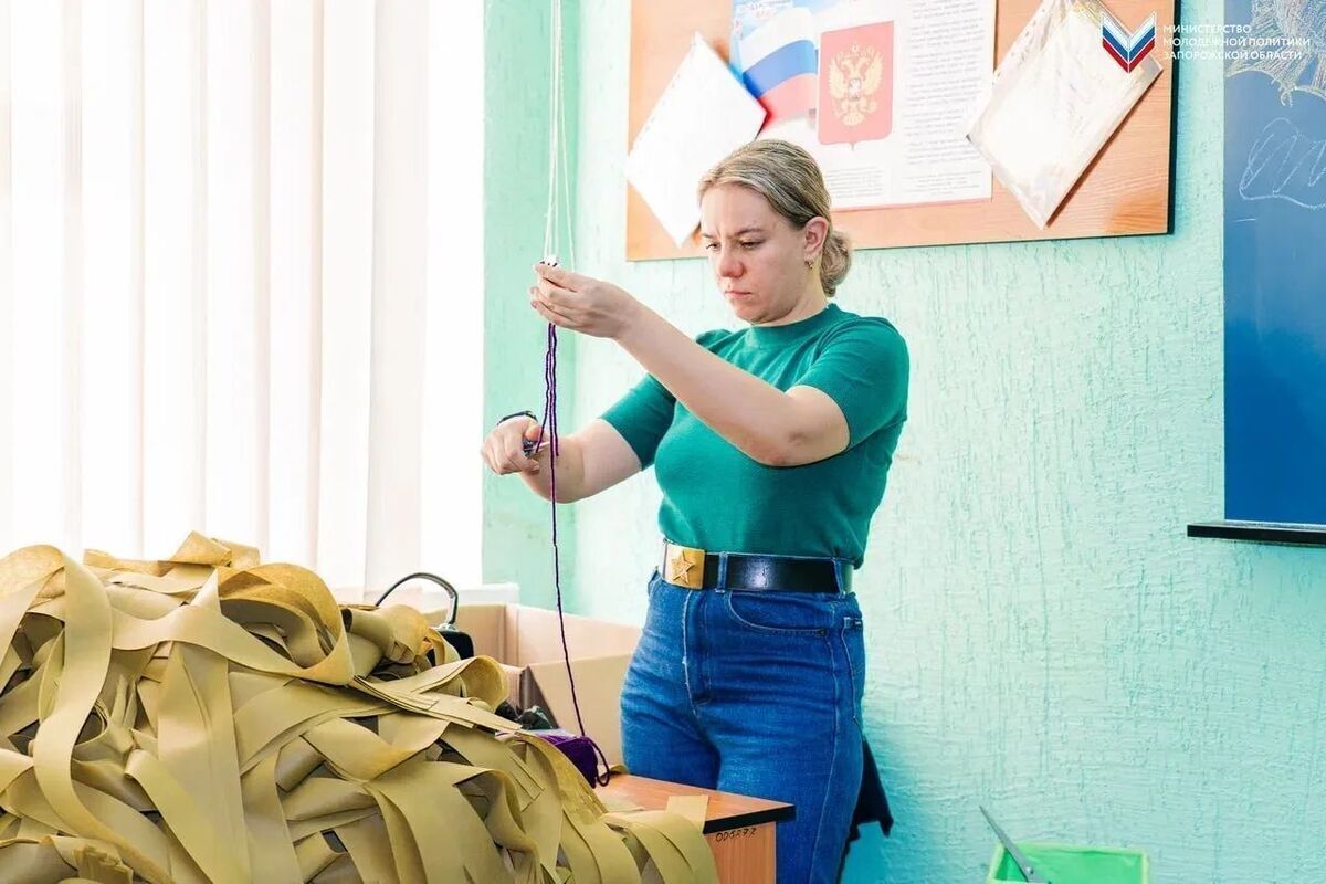 «СВОими руками»: Запорожские студенты сплели масксети для бойцов