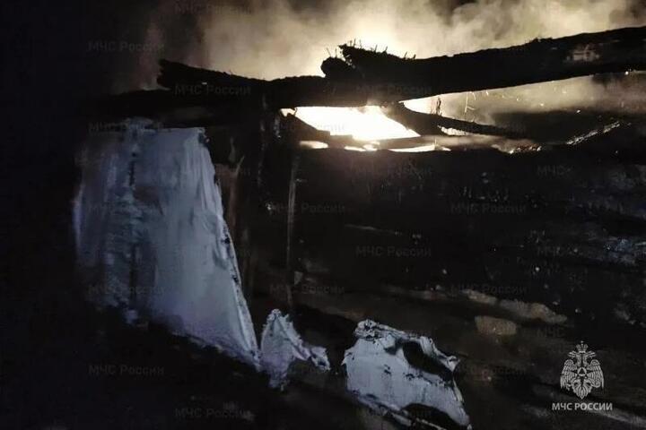 В Орловской области добровольцы и пожарные спасли от огня жилой дом