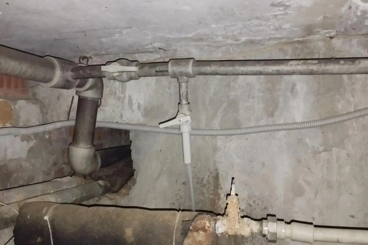 В мэрии Курска пояснили появление темной воды из кранов на улице Гоголя