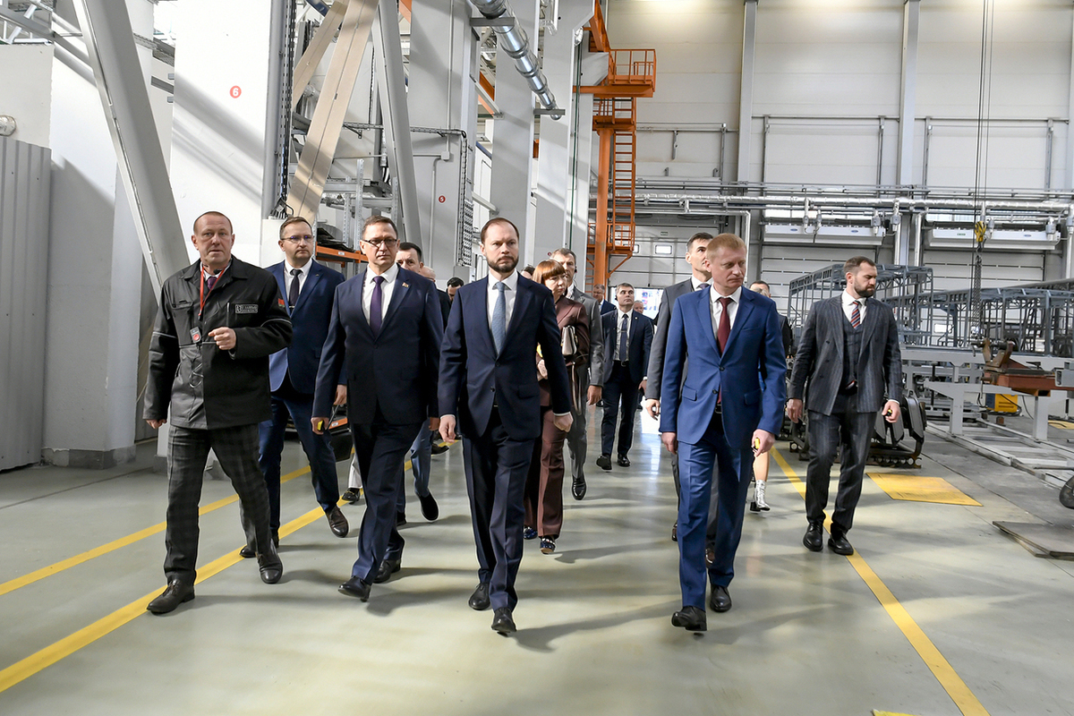 Виталию Королеву на международной выставке «ИННОПРОМ. Беларусь» представили мощности Минского автомобильного завода