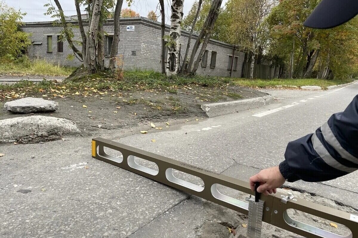 Ямы и другие нарушения нашли на дорогах Ковдорского округа
