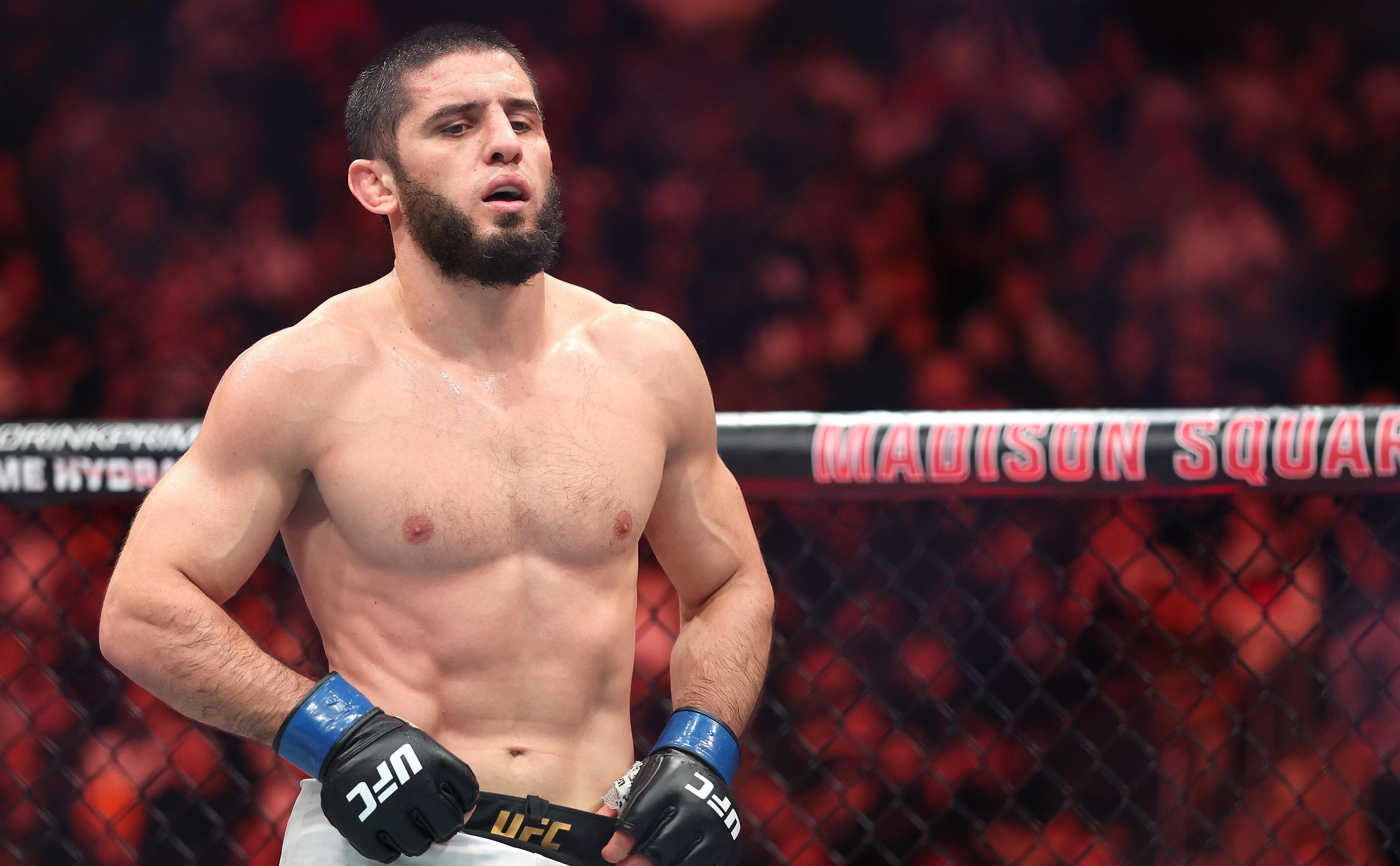 Махачев и Гэрри показали одинаковый вес перед титульным поединком UFC