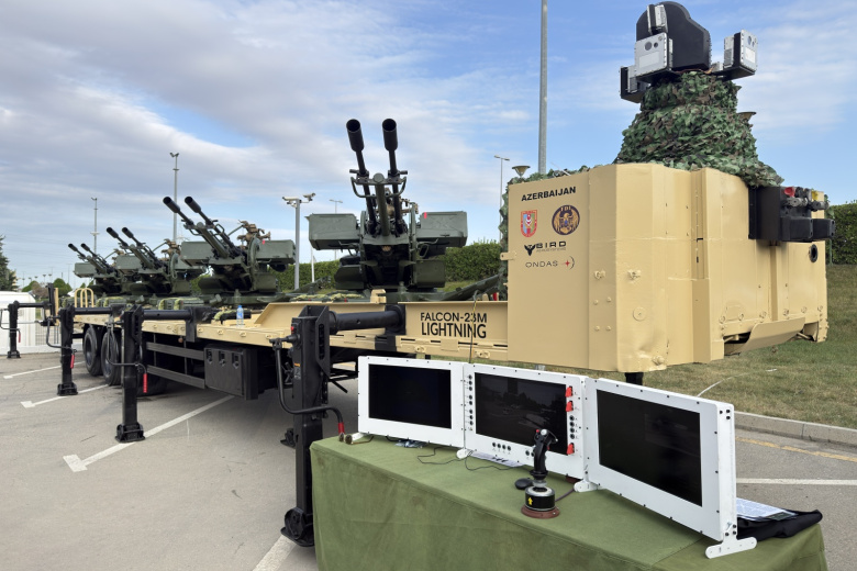 Систему ПВО против дронов с ИИ и четырьмя ЗУ показали на выставке ADEX 2026