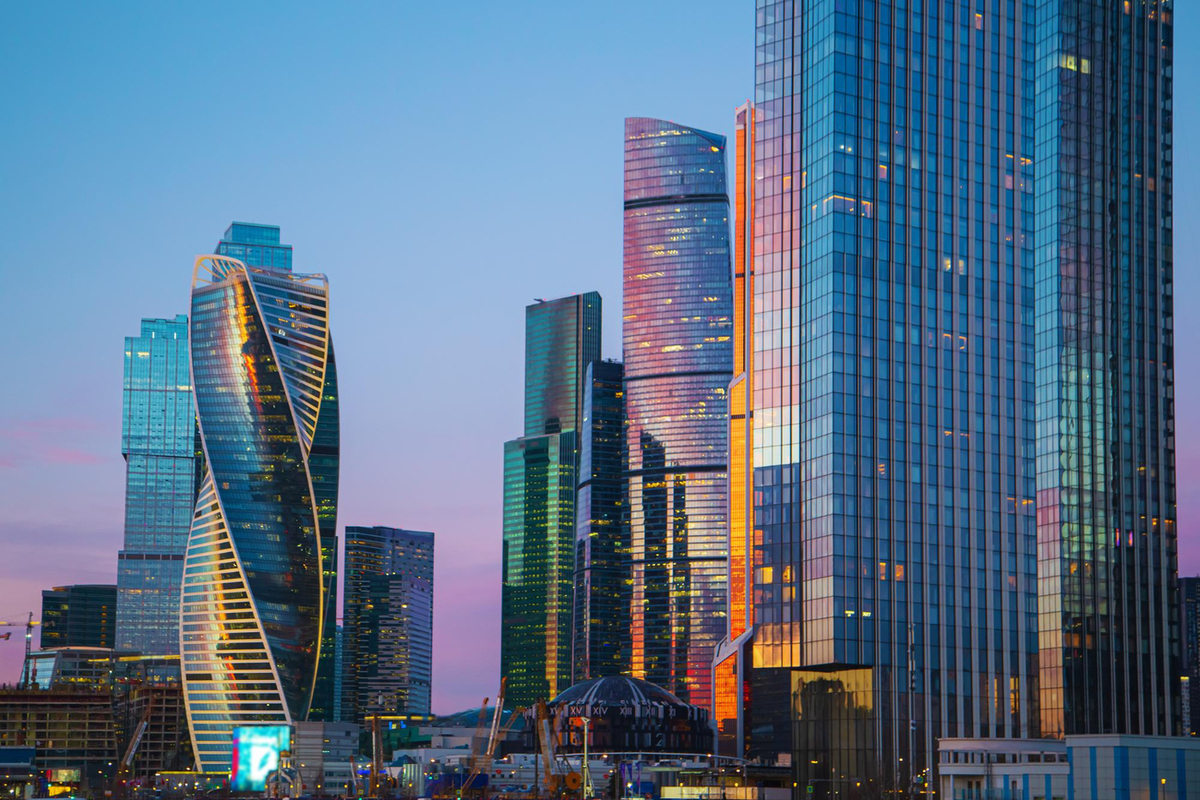 Американка приехала в Москву, ожидая увидеть медведей и серые улицы, а попала в будущее: Москва-Сити довел гостью из Калифорнии до шока — «Почему вы скрывали это от нас?»