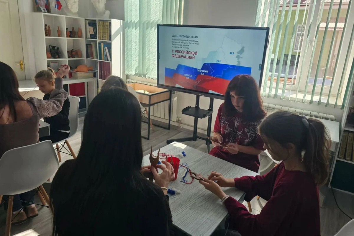 В Геническом музее дети сплели фенечки в цветах российского флага