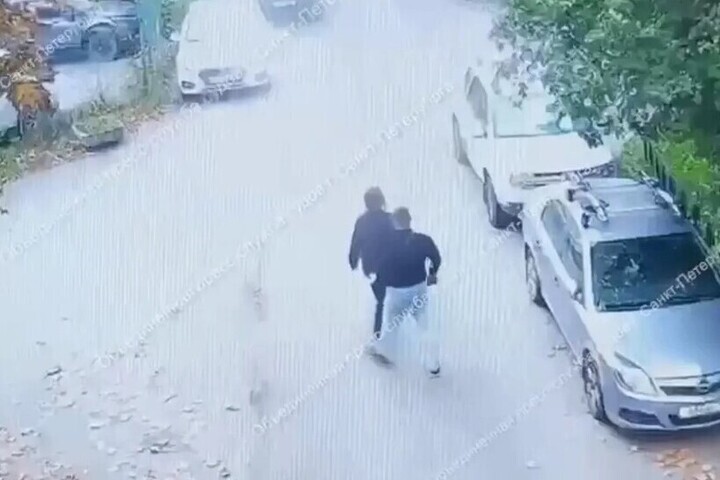 Совсем юный возраст петербурженки не остановил настырного ухажера от приставаний