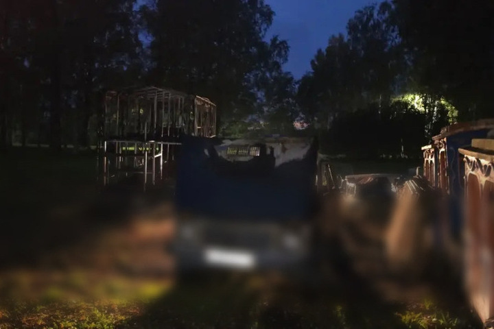 «Нива» и прицеп пали жертвой подросткового бунтарства в Кировске