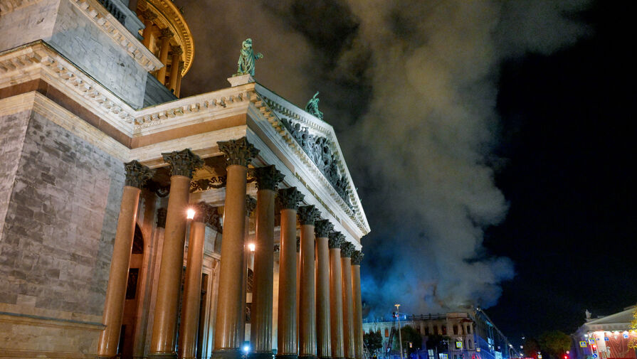 Огонь перекинулся на соседние с горящим особняком у Исаакиевского собора здания