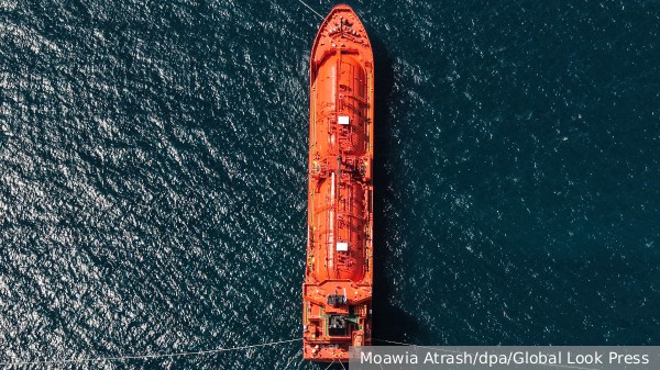 Танкер загорелся после попадания снаряда в Ормузском проливе