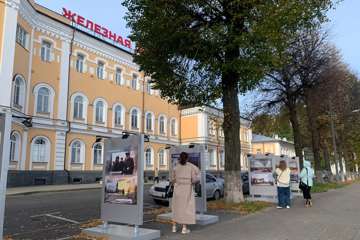 На набережной Ярославля открылась выставка о развитии железной дороги