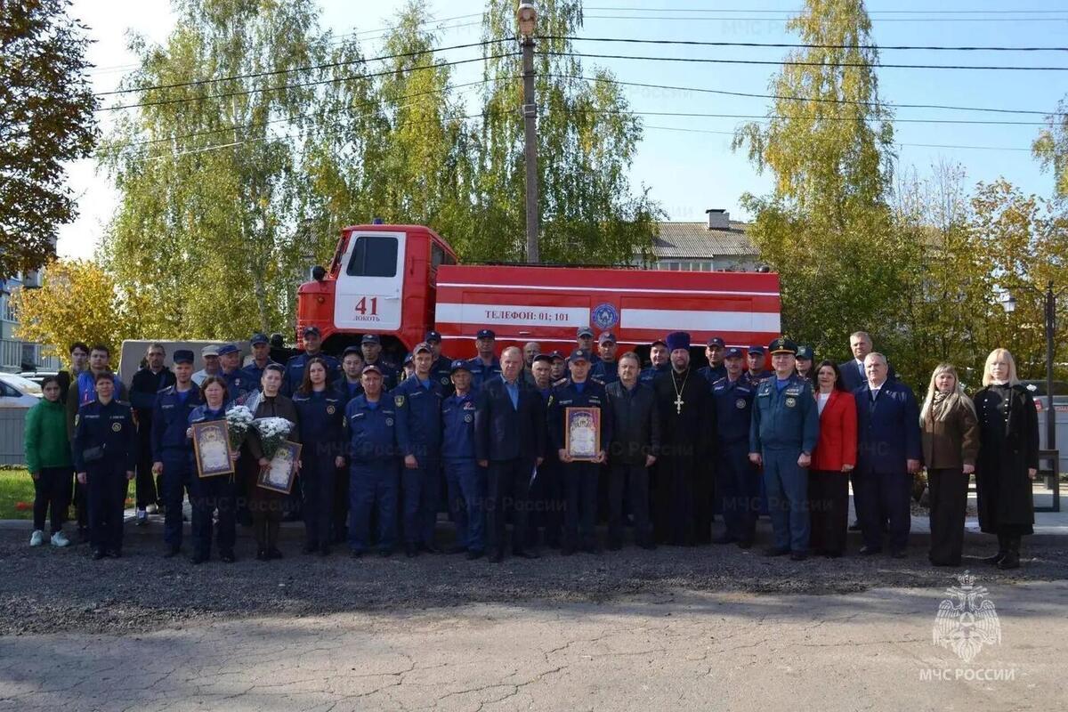 В Брасовском районе Брянской области открыли памятник пожарному автомобилю