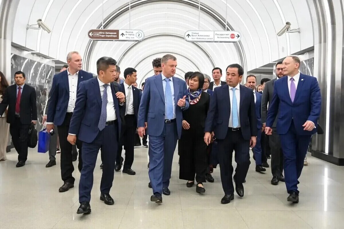 Делегации из Ханоя провели экскурсию по петербургскому метро
