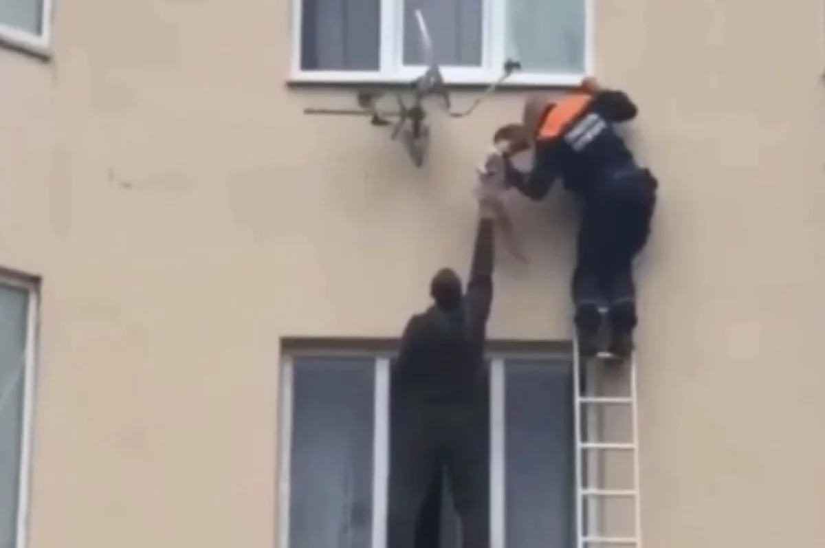 В Пятигорске спасли ребенка, который едва не выпал из окна третьего этажа