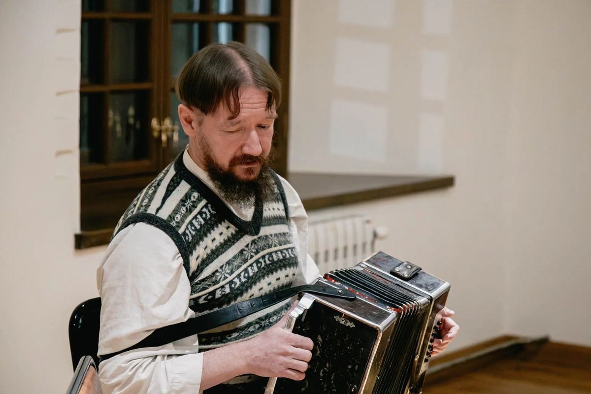 На Ярославовом дворище прозвучали былины и хиты под старинную гармонь