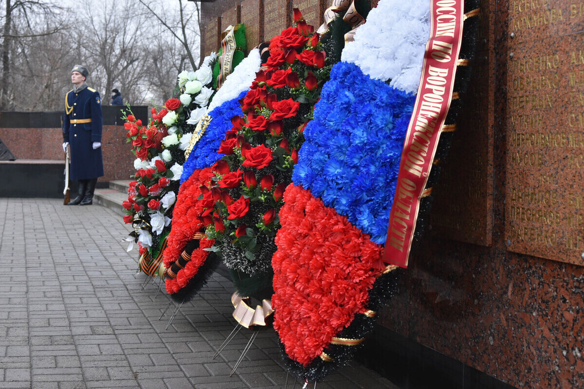 На 24-летнего воронежца завели уголовное дело за поджог венка на Братской могиле
