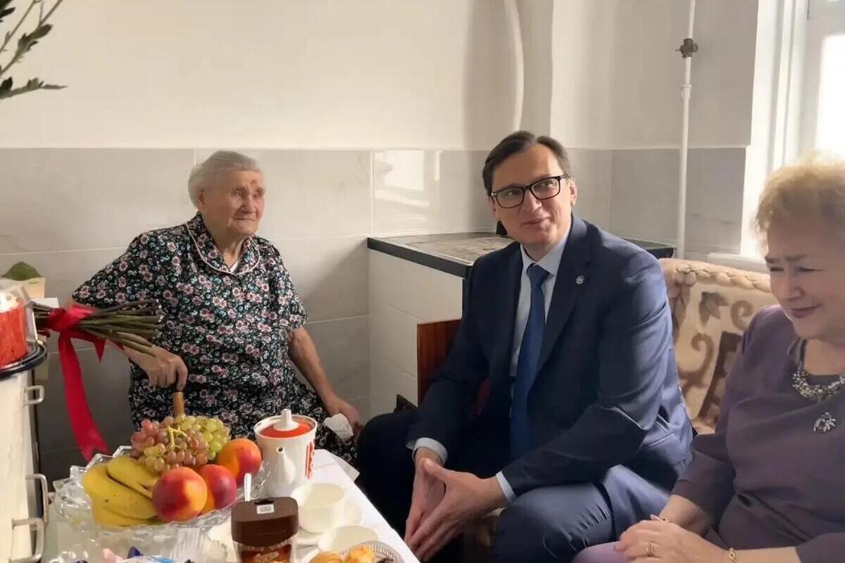 Мэр Кисловодска навестил 100-летнюю труженицу тыла Прасковью Тимченко
