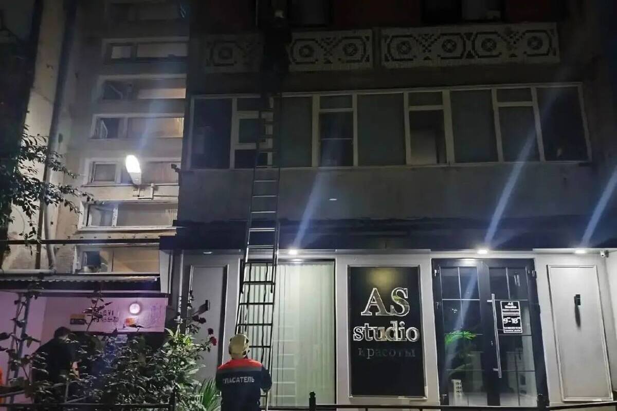 В Дагестане спасатели помогли открыть квартиру, в которой заперся малыш
