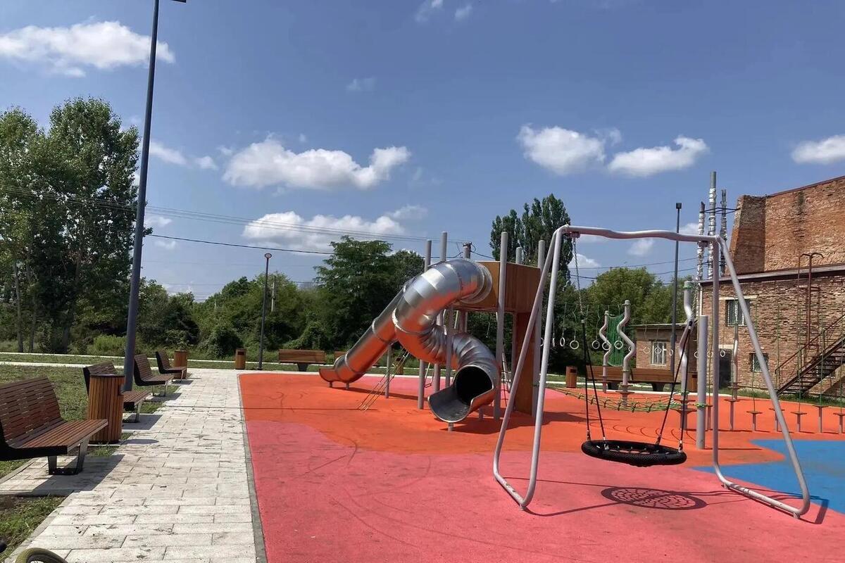 В Апшеронске завершают обновление сквера имени Комарова