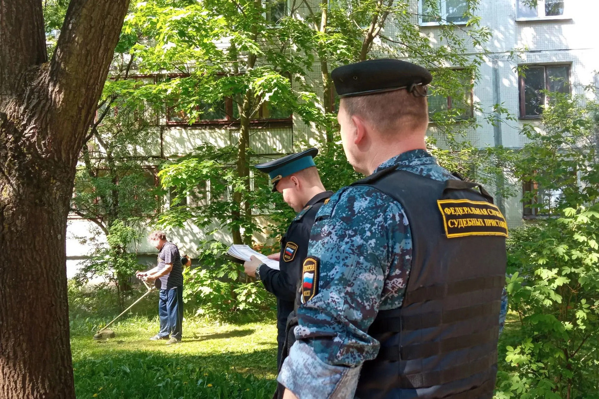 Более 600 должников по алиментам поработали дворниками в Петербурге