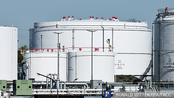 Politico: Франция предложила ЕС выделить 100 млн баррелей нефти и дизеля