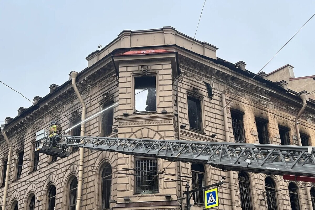 Автобусы вернулись на закрытые из-за пожара улицы в центре Петербурга